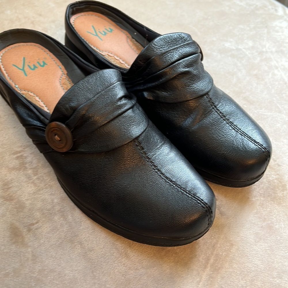 Yuu Gilmore 8.5 Black Leather Ruched Button Mules